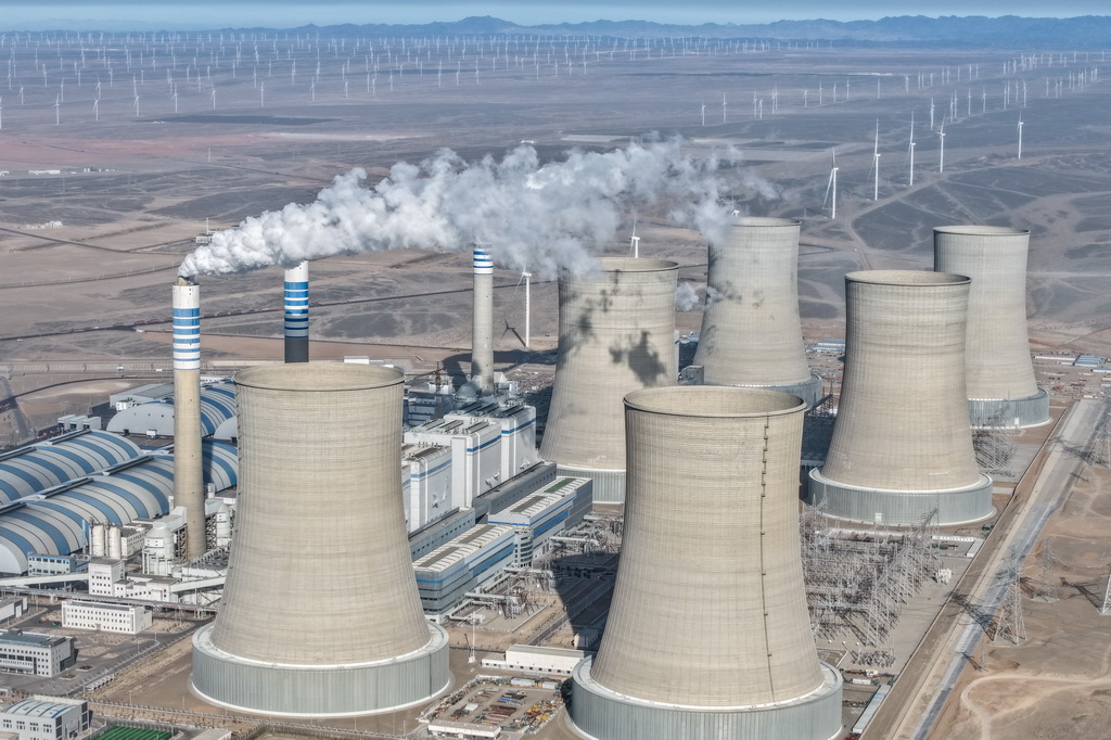 这是11月19日在甘肃省酒泉市瓜州县拍摄的甘肃电投常乐电厂外景(无人机照片)。