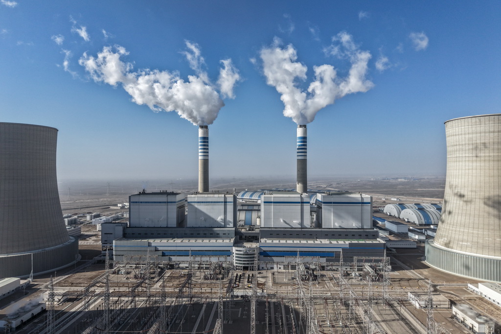 这是11月19日在甘肃省酒泉市瓜州县拍摄的甘肃电投常乐电厂外景（无人机照片）。