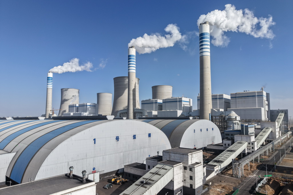 这是11月19日在甘肃省酒泉市瓜州县拍摄的甘肃电投常乐电厂外景（无人机照片）。