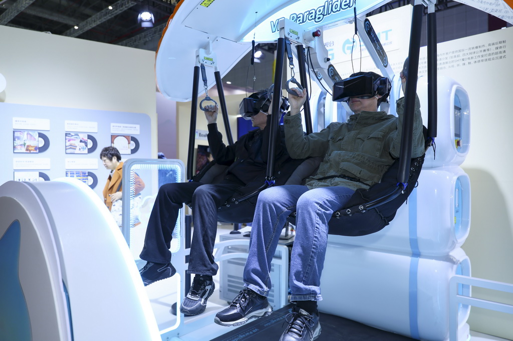 11月20日，观众在上海静安展区体验VR看上海实拍画面。