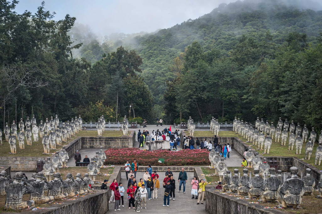 11月20日，游客在云南省保山市龙陵县松山战役旧址参观。