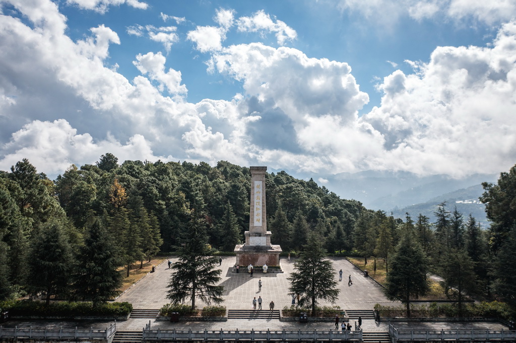 这是11月20日在云南省保山市龙陵县松山战役旧址拍摄的松山战役纪念碑（无人机照片）。