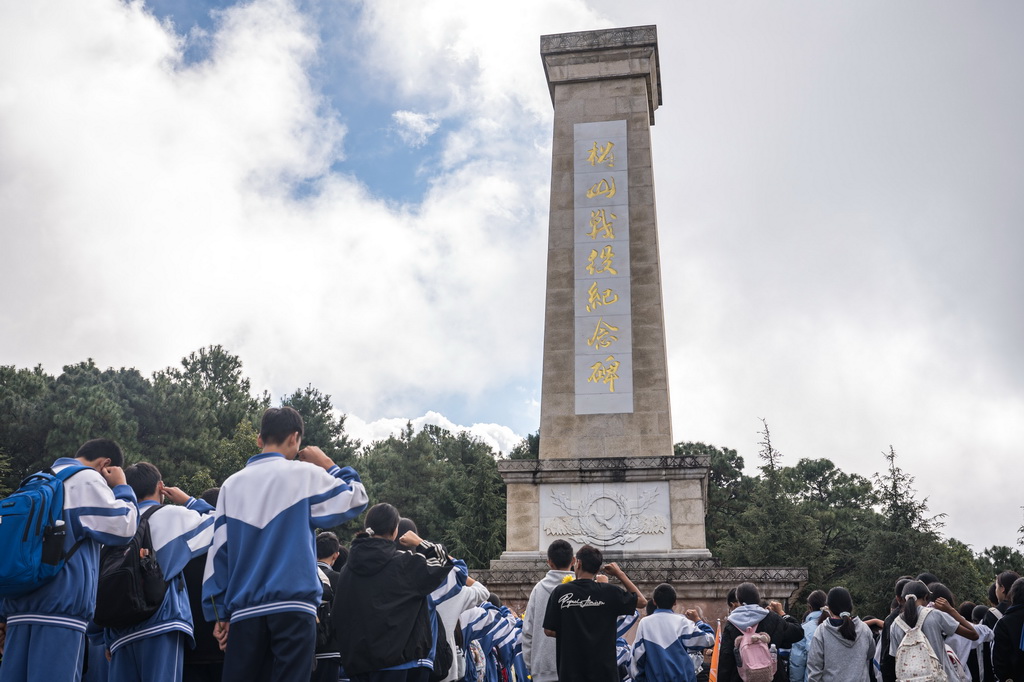 11月20日，芒宽民族中学学生在云南省保山市龙陵县松山战役旧址参观。
