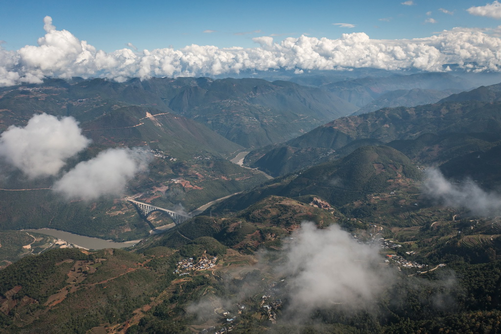 这是11月20日在云南省保山市龙陵县松山战役旧址拍摄的松山峰峦和怒江峡谷（无人机照片）。