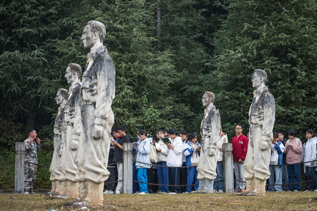 11月20日，芒宽民族中学学生在云南省保山市龙陵县松山战役旧址参观、记录。