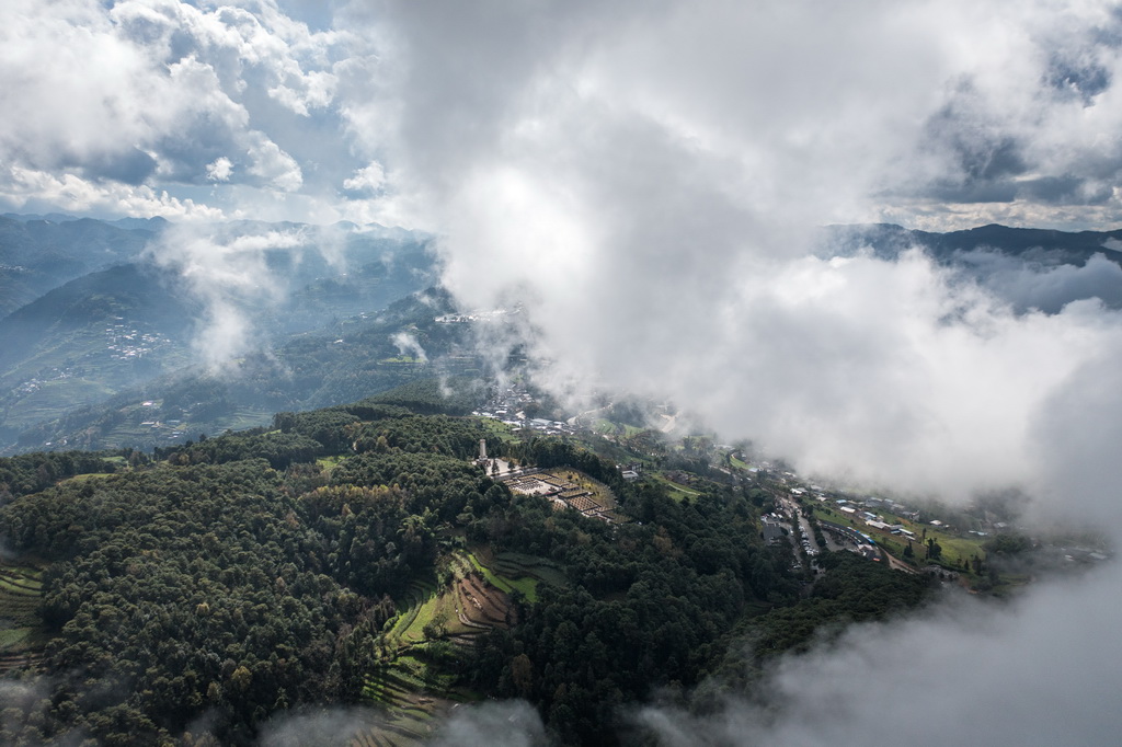 这是11月20日在云南省保山市龙陵县拍摄的松山战役旧址（无人机照片）。