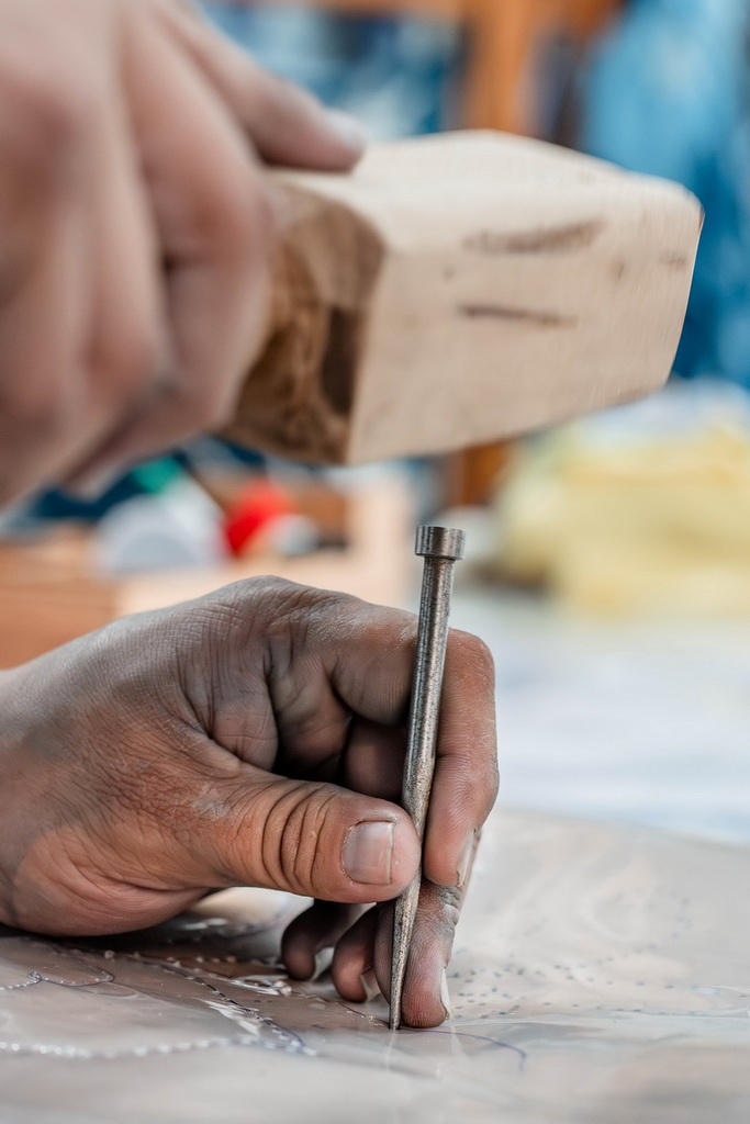 白族扎染技艺传承人段袁在周城村“璞真染坊”制作扎染模板（11月21日摄）。