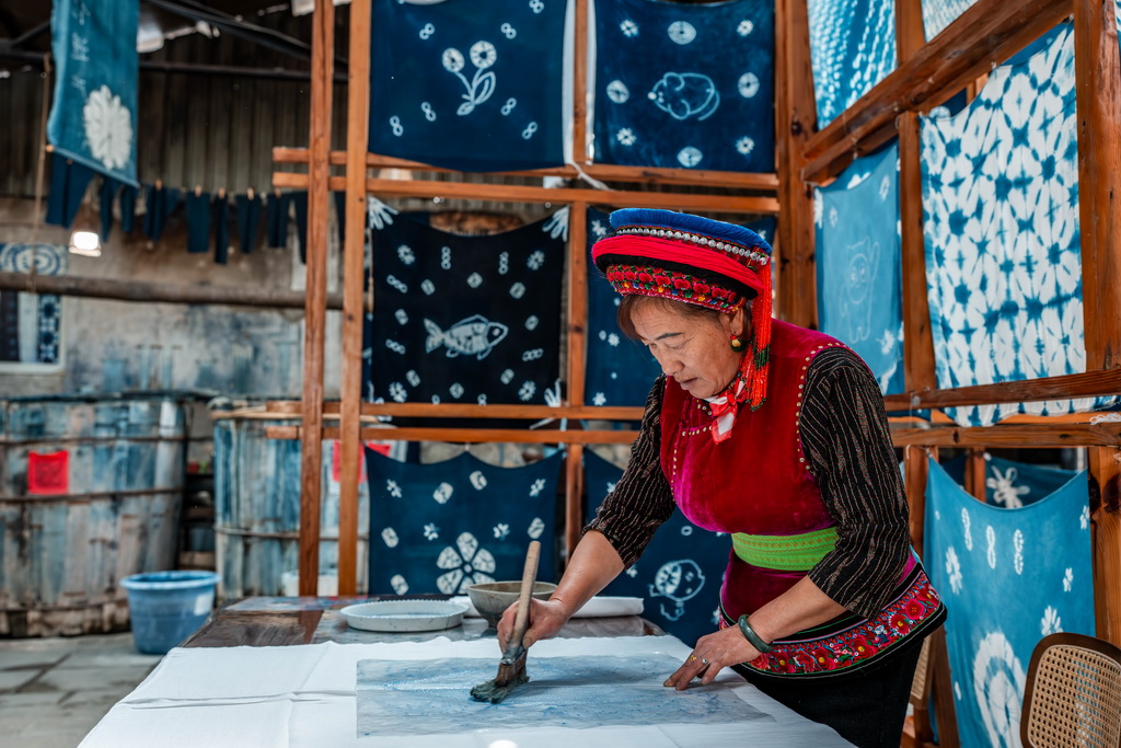 白族扎染技艺传承人段银妹在周城村“璞真染坊”印花（11月21日摄）。