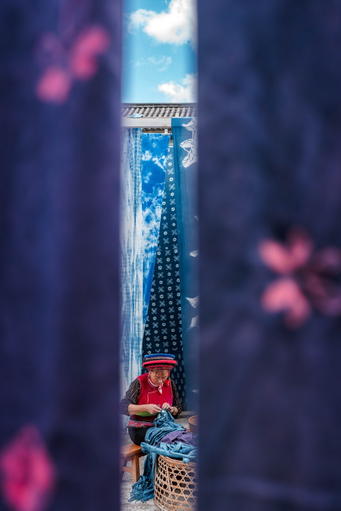 白族扎染技艺传承人段银妹在周城村“璞真染坊”拆花（11月21日摄）。