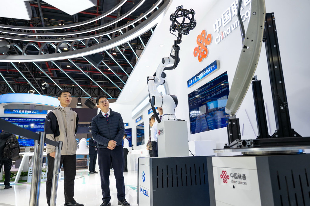 11月21日，参观者在2025中国5G+工业互联网大会展厅观看展出的一款自动化三维扫描系统。新华社记者 肖艺九 摄