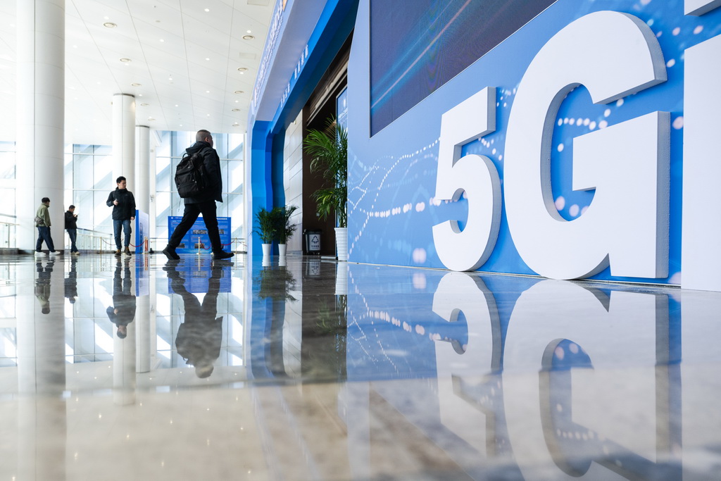 11月21日，参观者步入2025中国5G+工业互联网大会展厅。新华社记者 肖艺九 摄