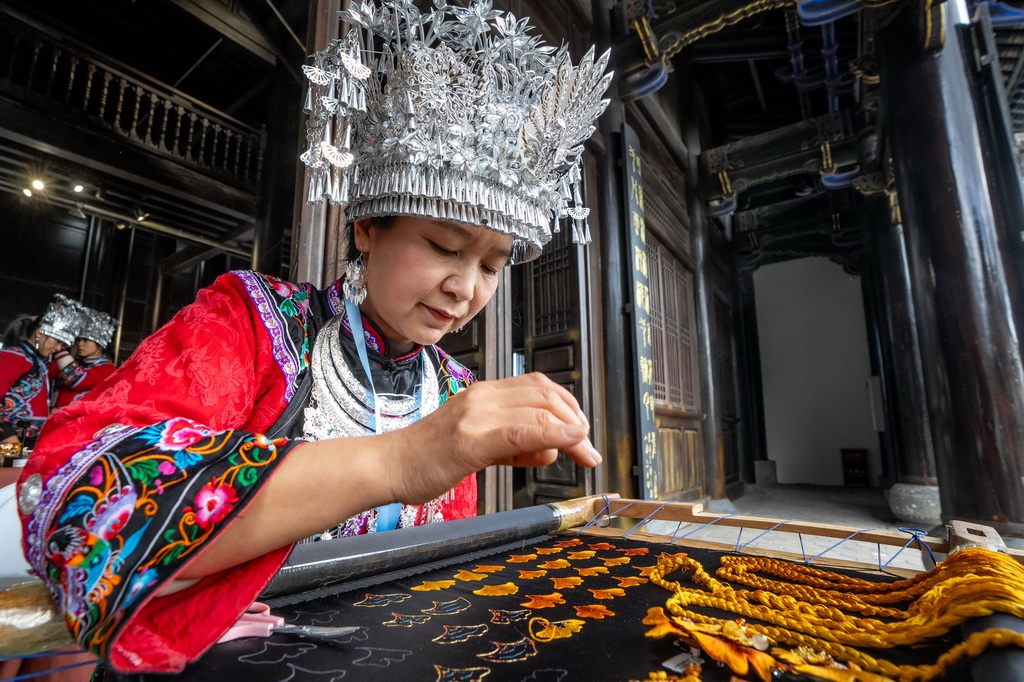 11月23日，重庆酉州苗绣市级传承人陈国桃在2025非遗品牌推广周上刺绣。