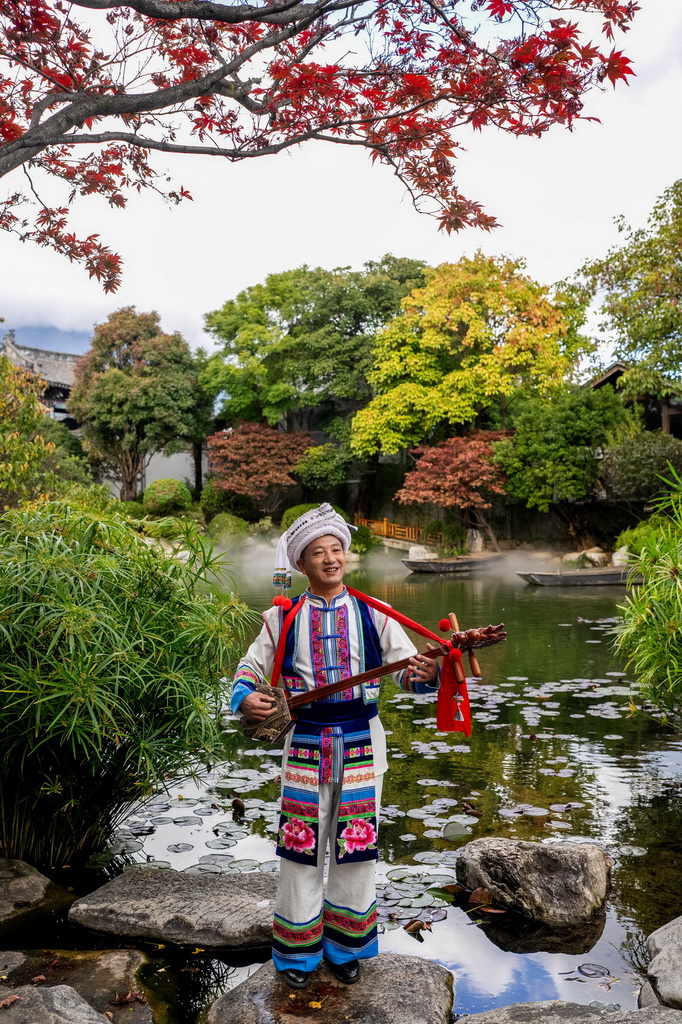11月23日,石宝山歌会省级传承人李兆元在2025非遗品牌推广周上弹唱。