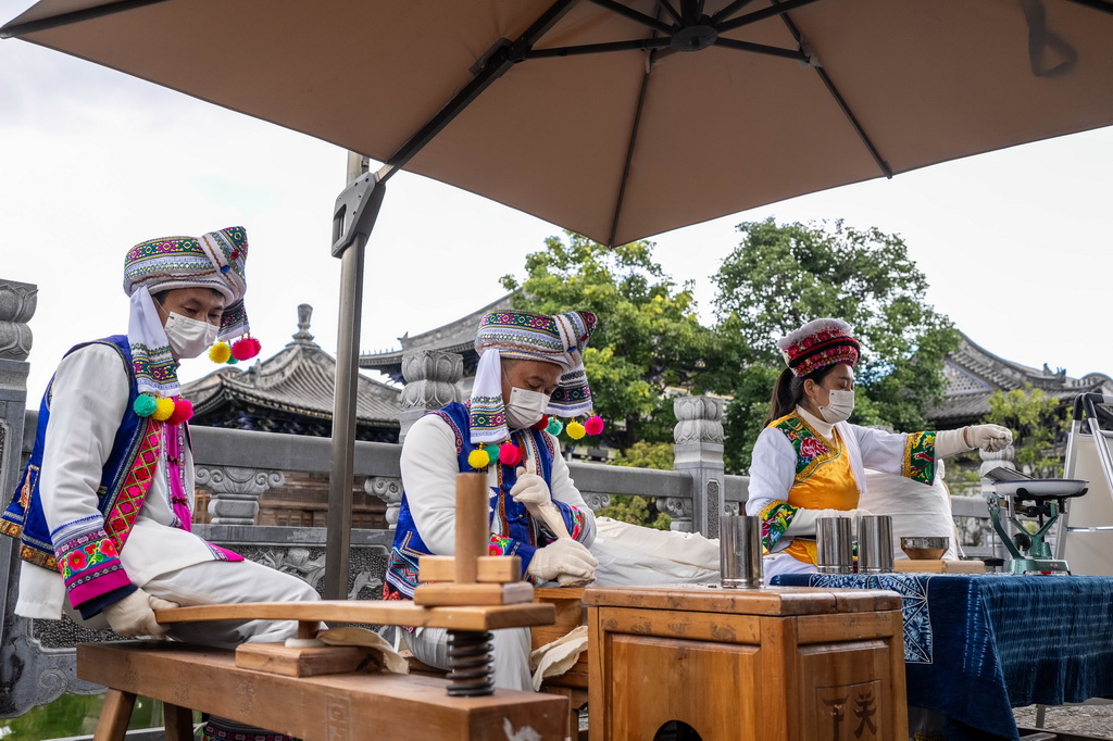 11月23日,下关沱茶制作技艺展台的工作人员在2025非遗品牌推广周上制作沱茶。