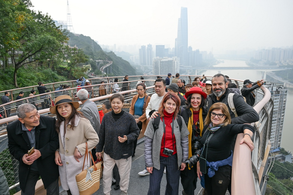 11月24日,在重庆半山崖线鹅岭栈桥,来自意大利的游客合影拍照。
