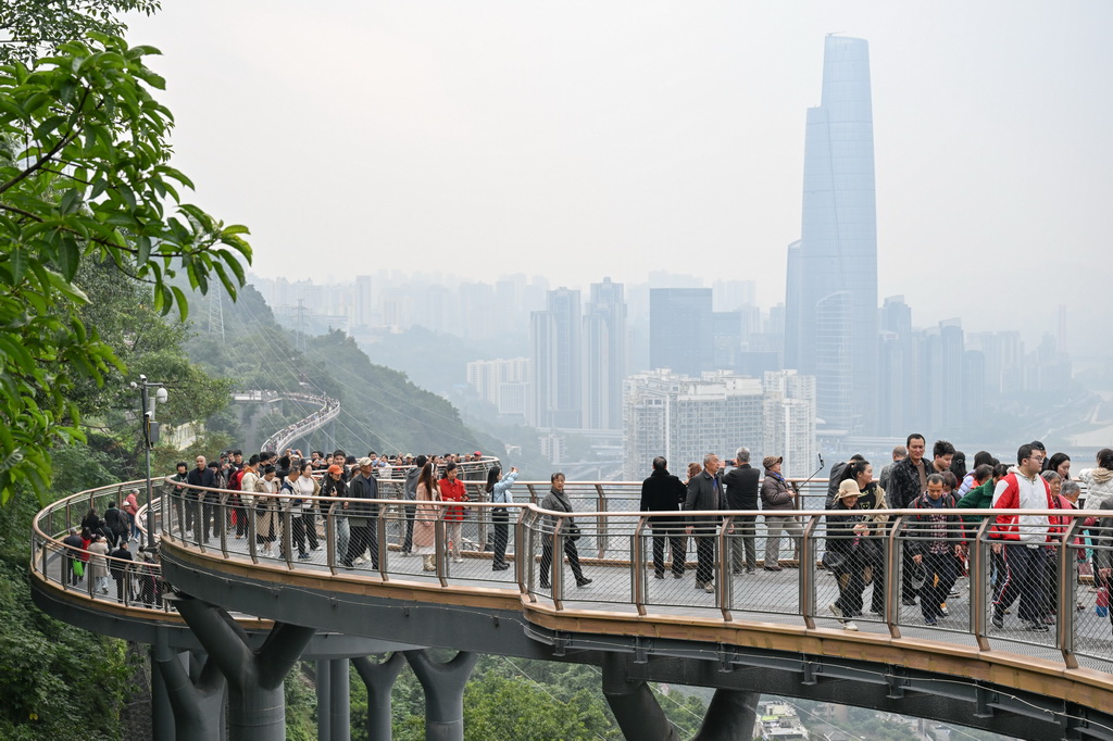 11月24日,人们在重庆半山崖线鹅岭栈桥观光。