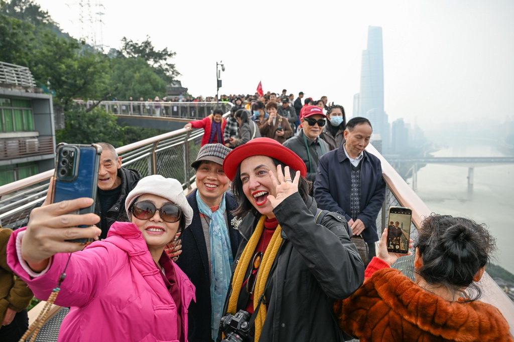 11月24日,人们在重庆半山崖线鹅岭栈桥观光、拍照。