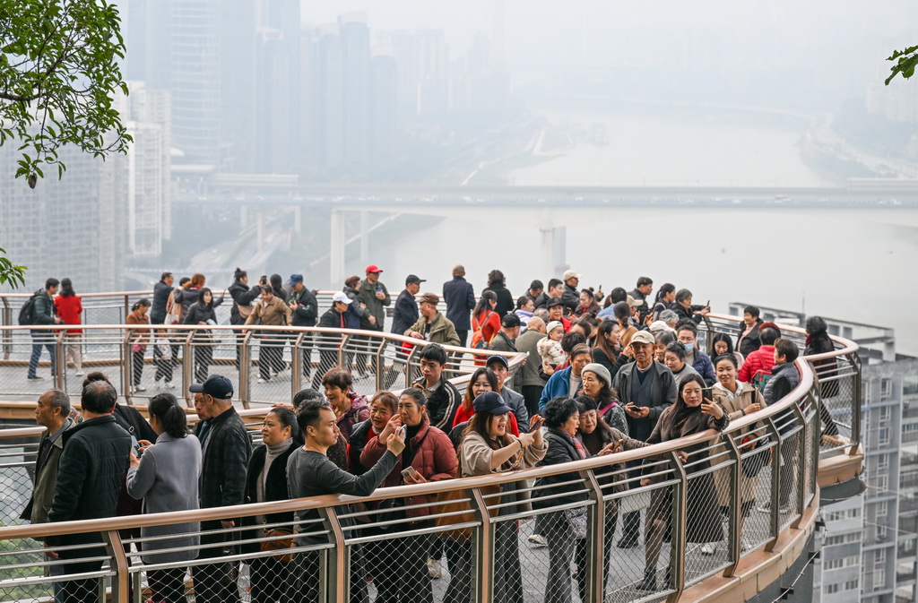 11月24日,人们在重庆半山崖线鹅岭栈桥观光、拍照。
