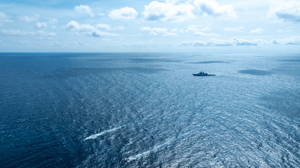 11月14日,中国海警在黄岩岛领海开展常态化巡航(无人机照片)。