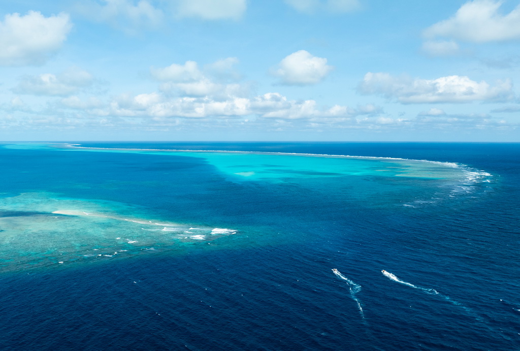 11月14日,中国海警驾驶执法艇在黄岩岛领海进行巡逻执法(无人机照片)。