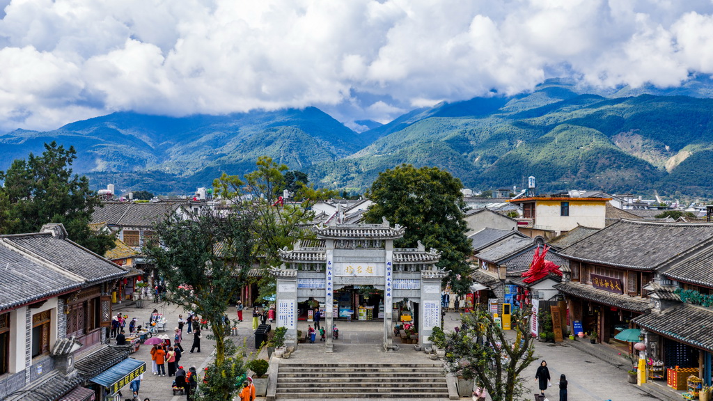 喜洲古镇四方街一景（11月24日摄，无人机照片）。