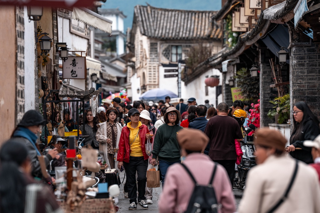 游客在喜洲古镇观光游览（11月24日摄）。