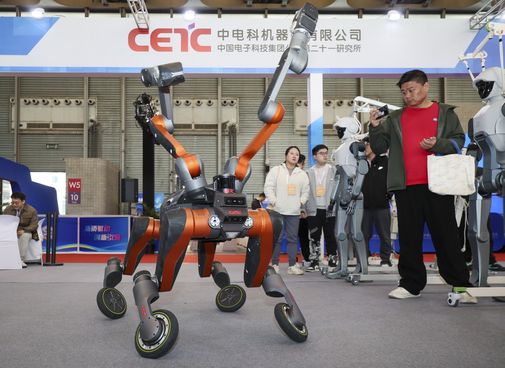 11月25日，中国电子科技集团公司第二十一研究所研制的半人马机器人在展会现场进行演示。