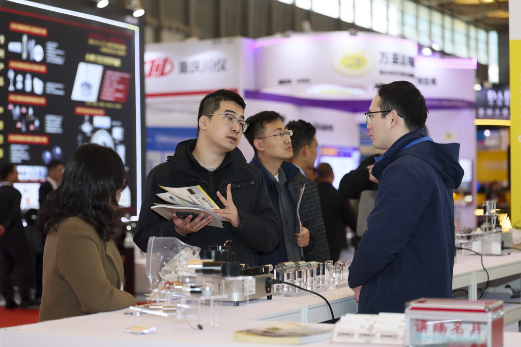 11月25日，观众与展商交流。