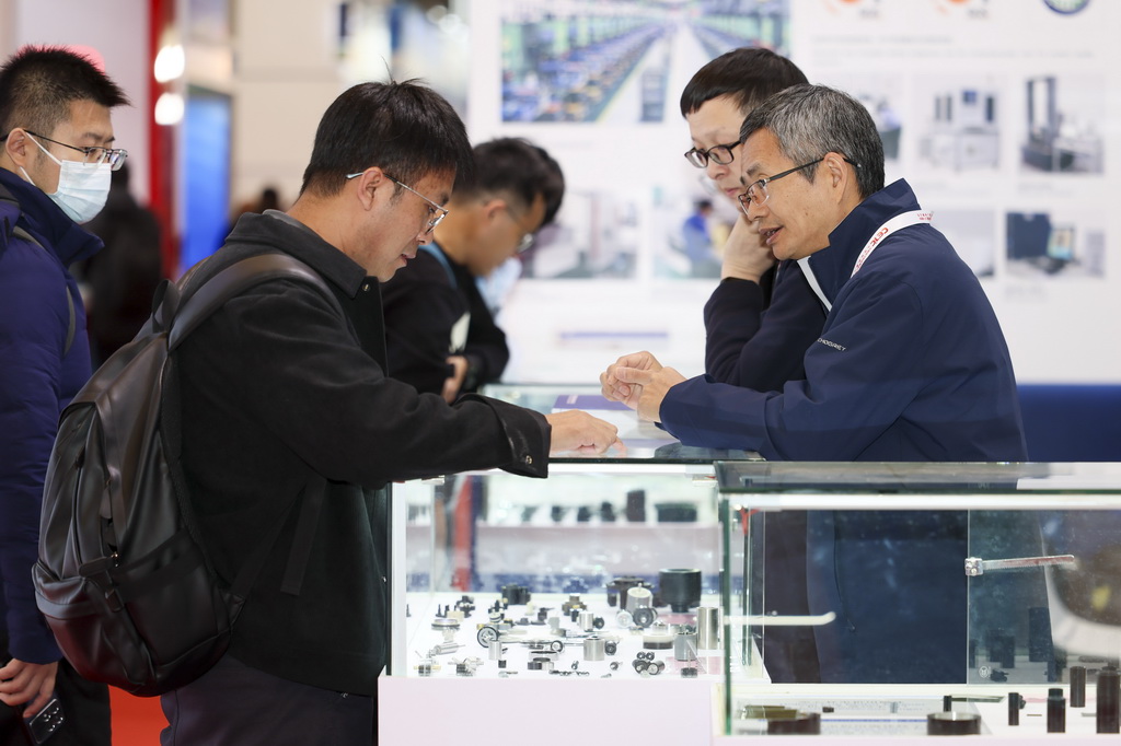 11月25日，观众与展商交流。