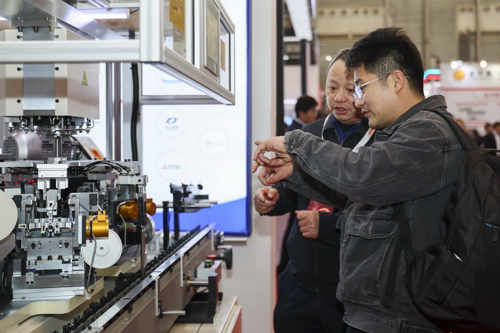  11月25日，观众与展商交流。