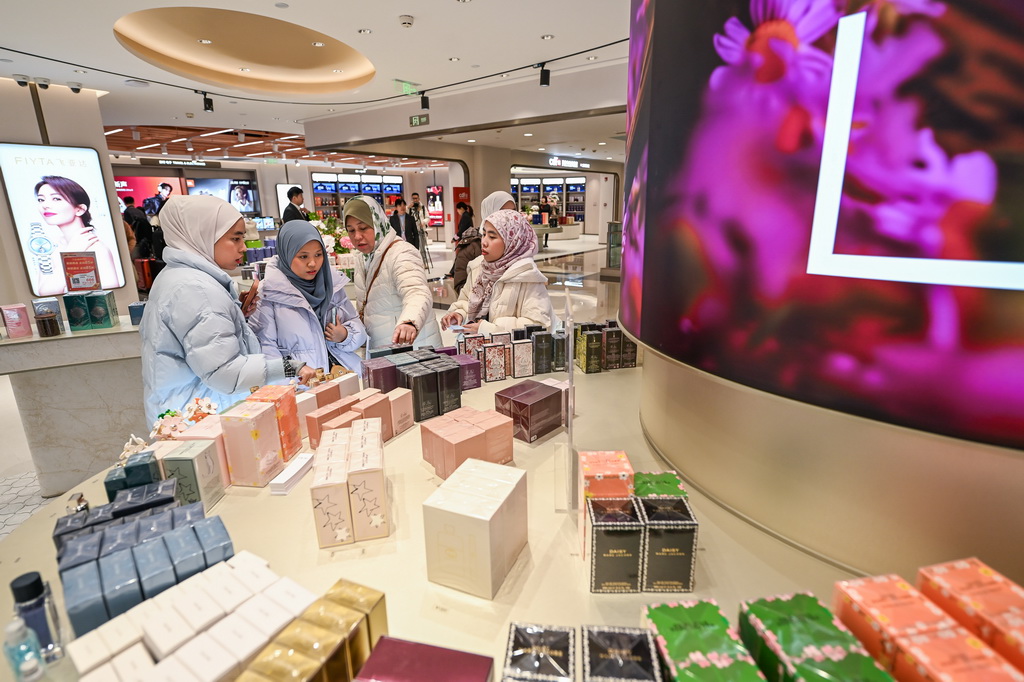11月26日，来自马来西亚的游客在西安市内免税店免税商品区选购香水。