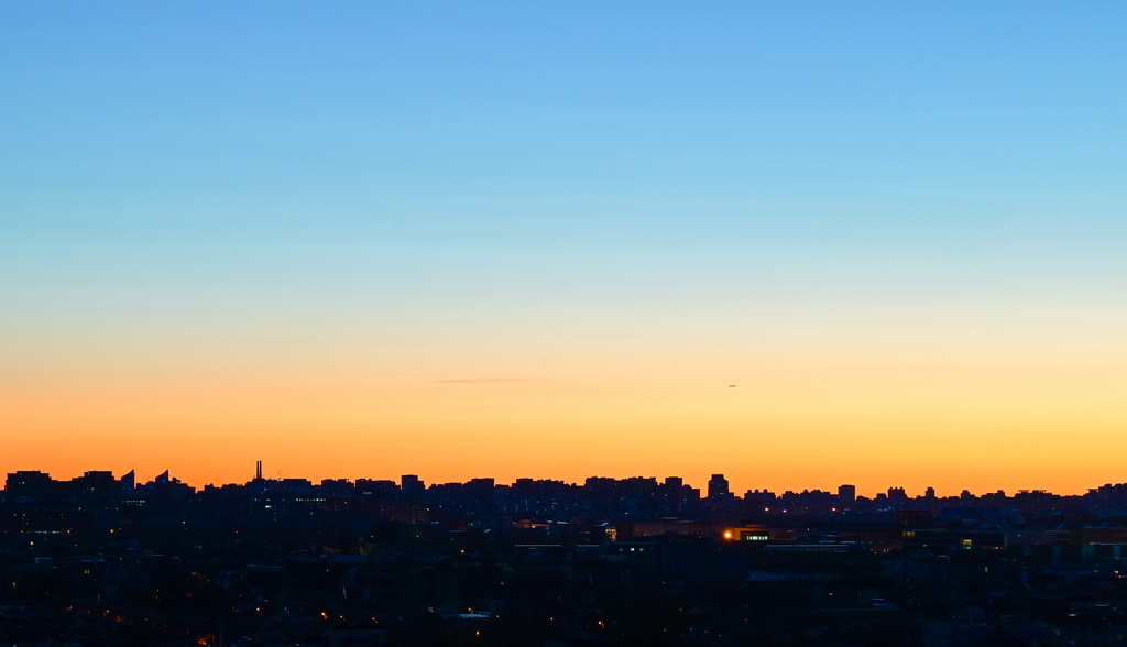 11月27日清晨拍摄的北京城市天际线。