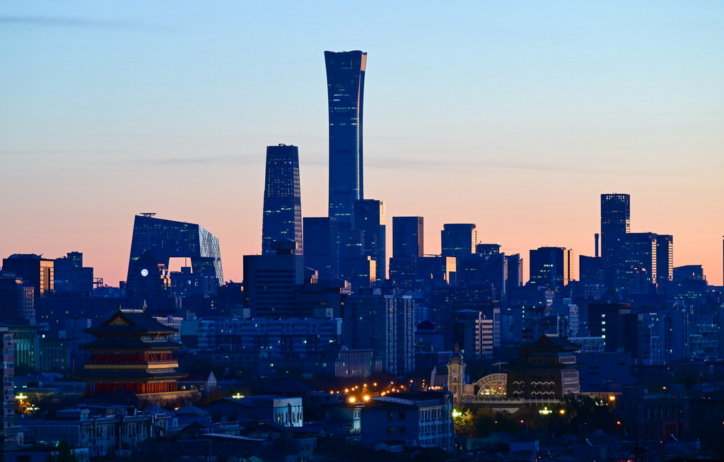 11月27日清晨拍摄的北京正阳门城楼、正阳门箭楼和远处的CBD建筑群。