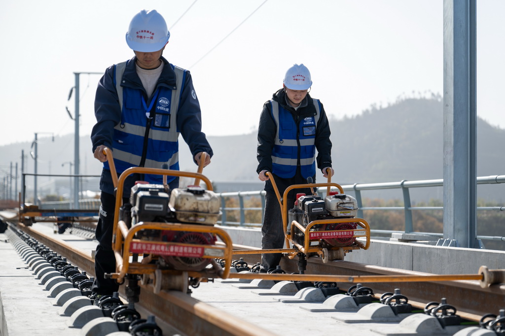 11月27日,工人在湖北十堰神定河特大桥施工。