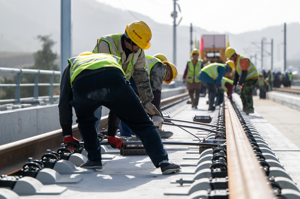 11月27日，工人在湖北十堰神定河特大桥施工。