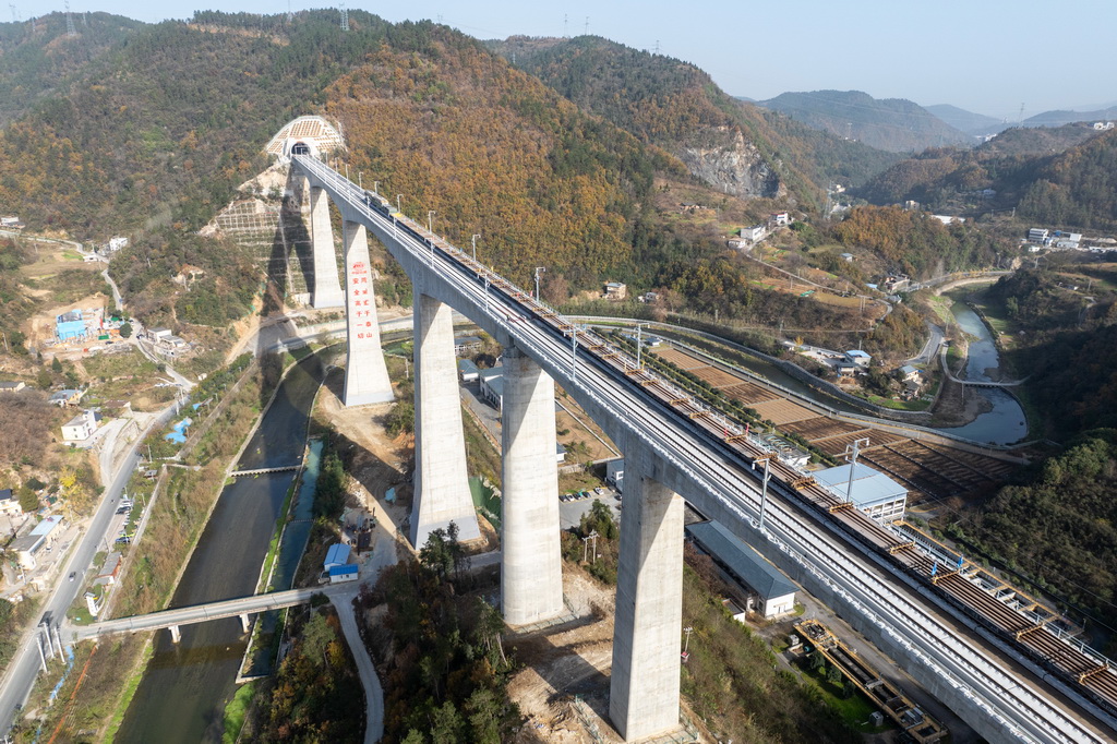 这是11月27日拍摄的湖北十堰神定河特大桥（无人机照片）。