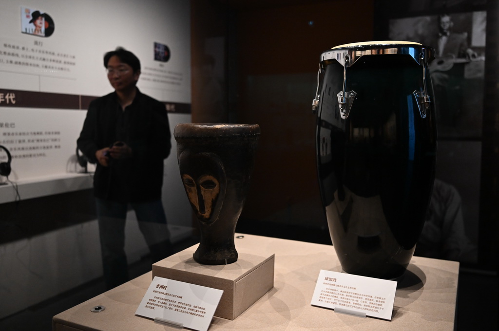 11月29日，参观者观看现场展出的非洲鼓、康加鼓。