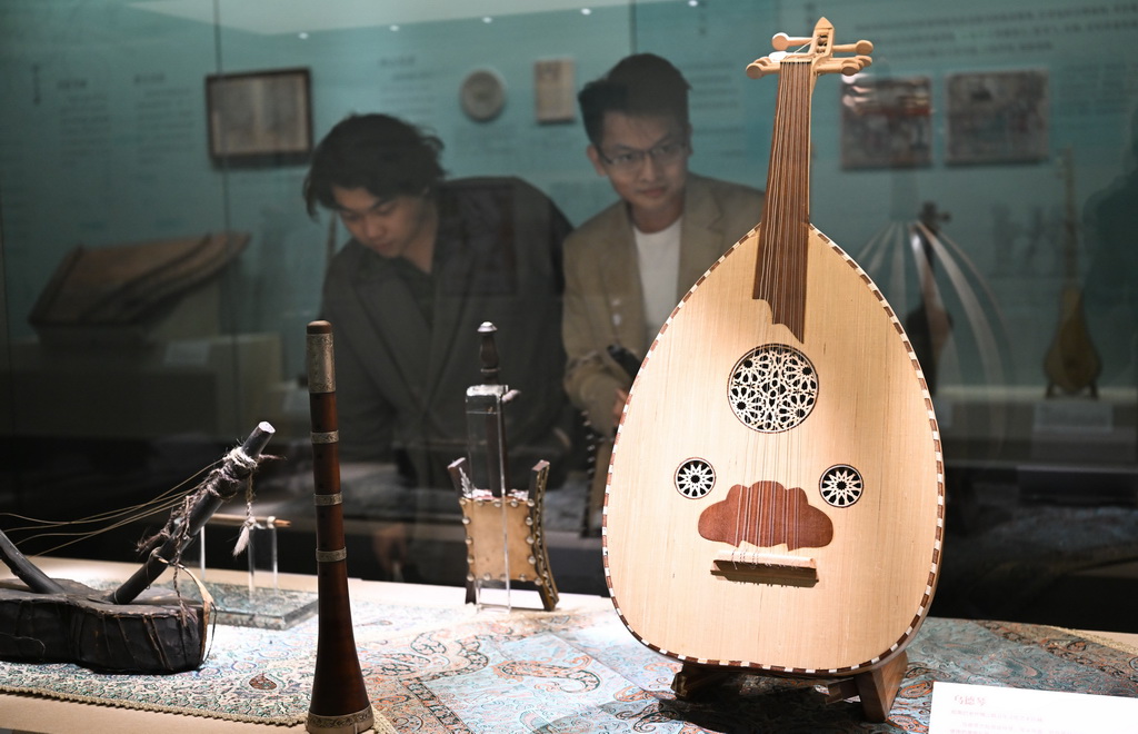 11月29日，参观者观看展出的乐器乌德琴。