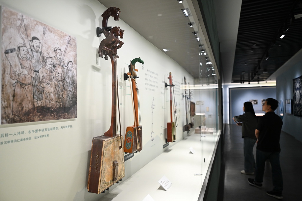 11月29日，参观者观看展出的乐器三头马头琴。