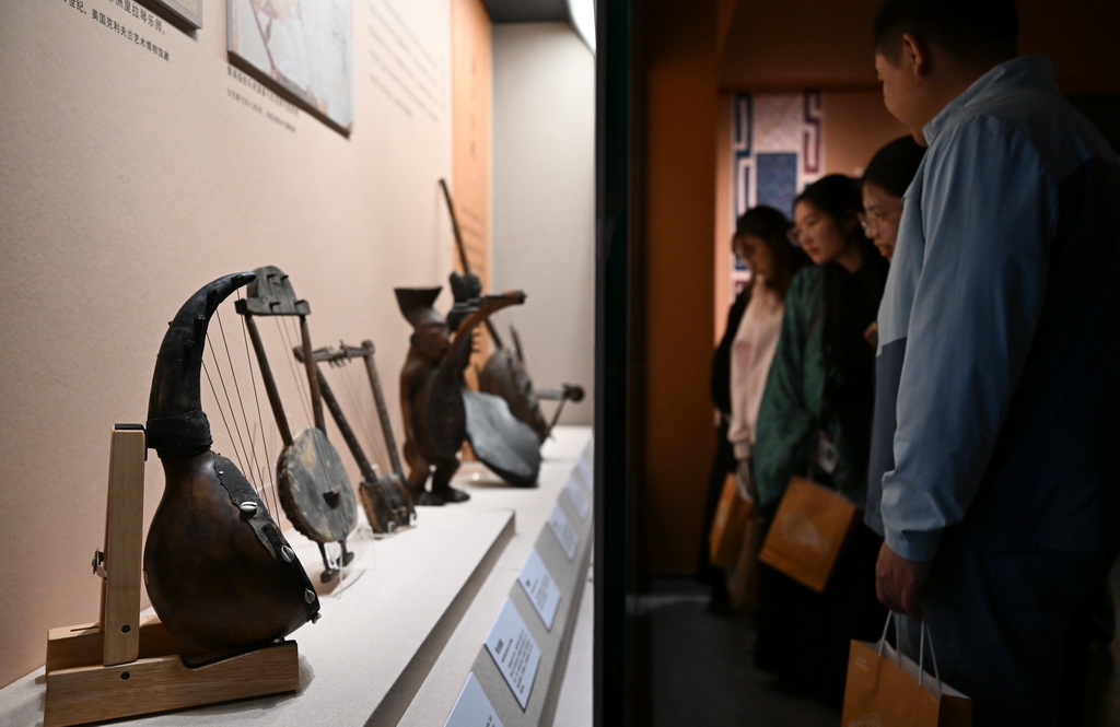 11月29日，参观者观看现场展出的各式乐器。