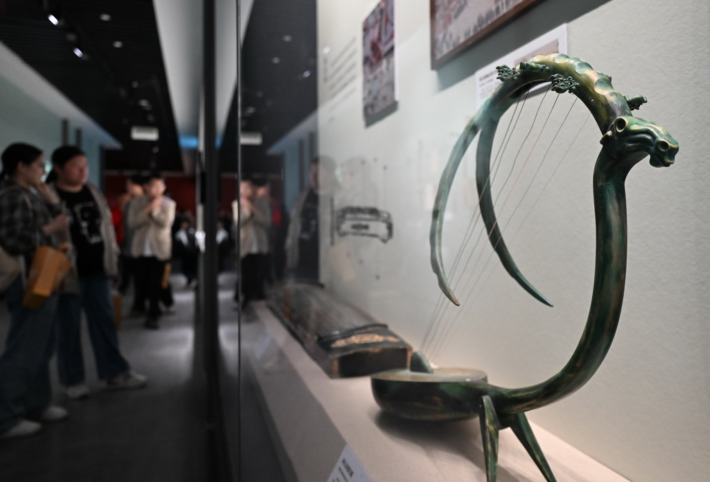 11月29日，参观者观看现场展出的乐器阿尔泰雅托噶。