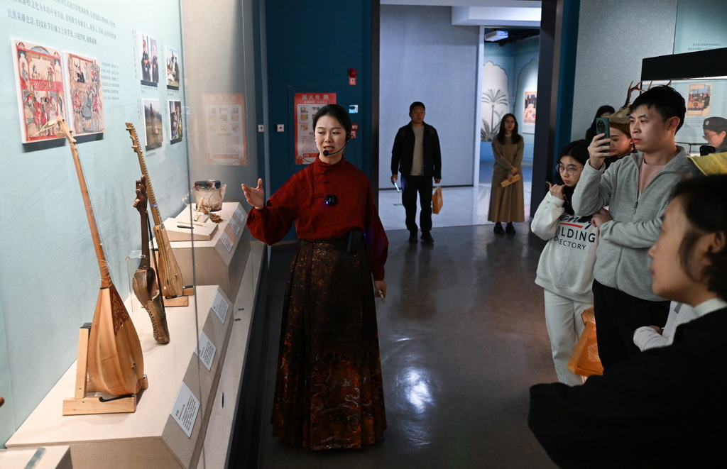 11月29日，工作人员为观众讲解现场展出的乐器。