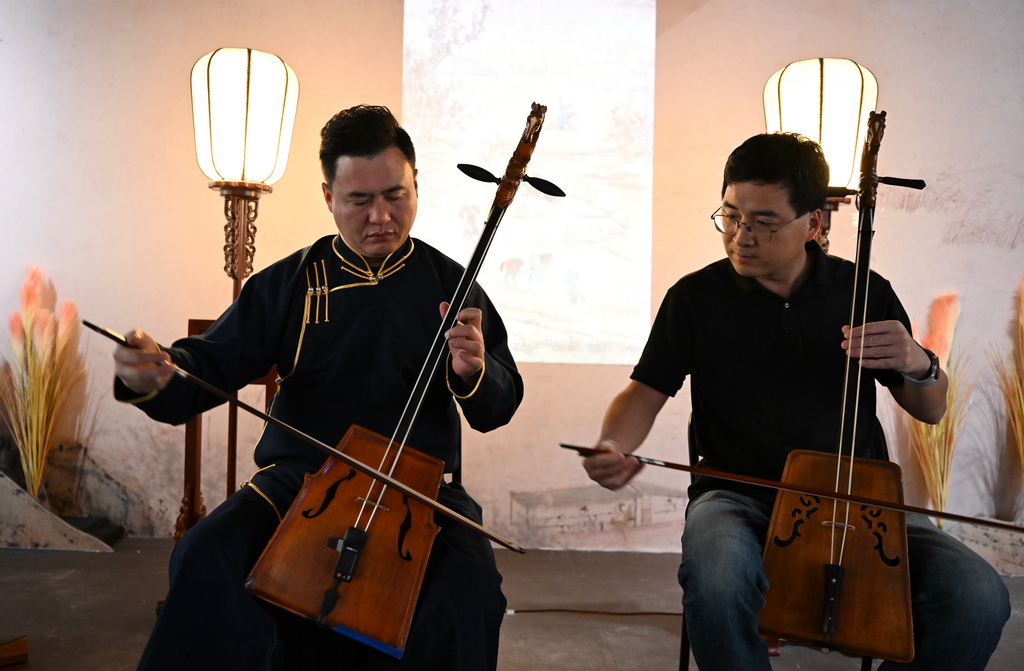 11月29日，观众在展览现场体验马头琴演奏。