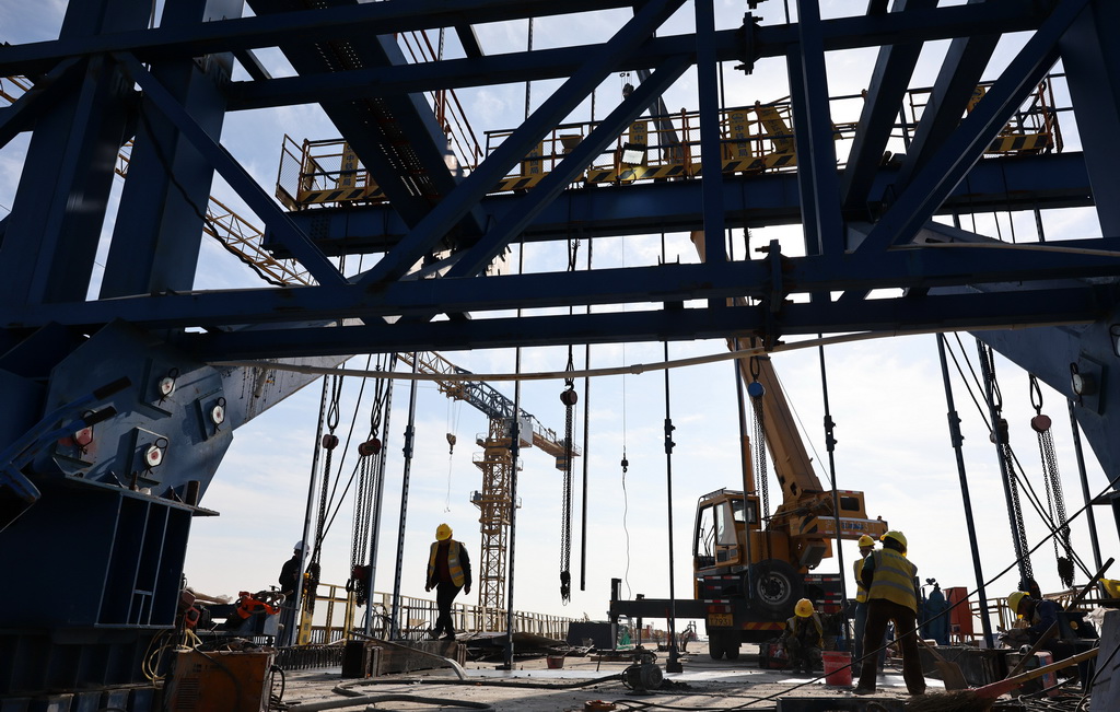 11月30日,工人在沪宁合高铁上海特大桥跨蒲华塘连续梁中段合龙施工作业面工作。