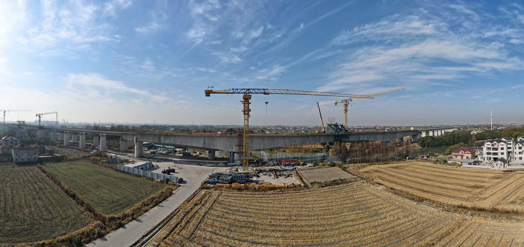 11月30日拍摄的沪宁合高铁上海特大桥跨蒲华塘连续梁中段合龙施工现场（无人机全景照片）。