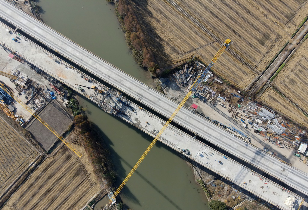 11月30日拍摄的沪宁合高铁上海特大桥跨蒲华塘连续梁中段合龙施工现场（无人机照片）。