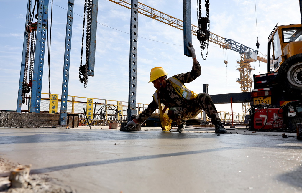 11月30日，工人在沪宁合高铁上海特大桥跨蒲华塘连续梁中段合龙施工作业面工作。