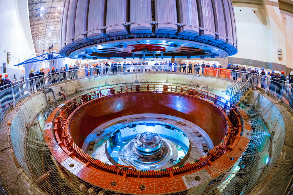 这是11月30日在检修现场拍摄的被起吊的发电机组转子。