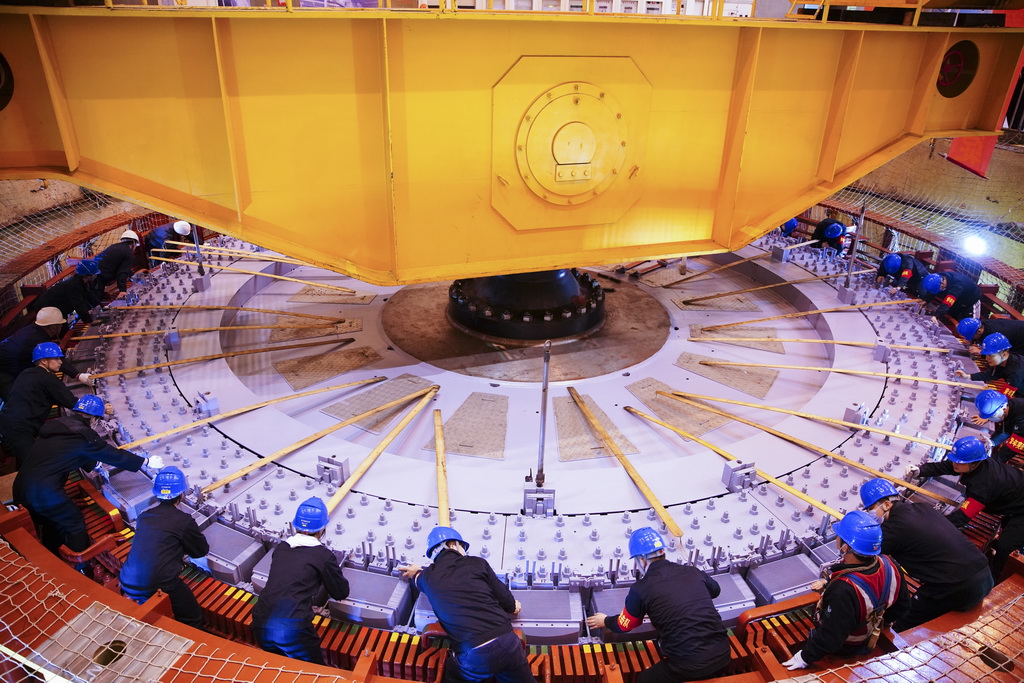 11月30日，工人在检修现场作业。