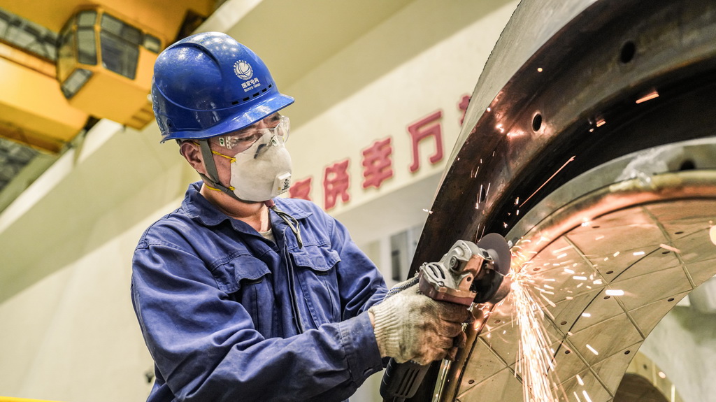 11月30日，工人在检修现场作业。